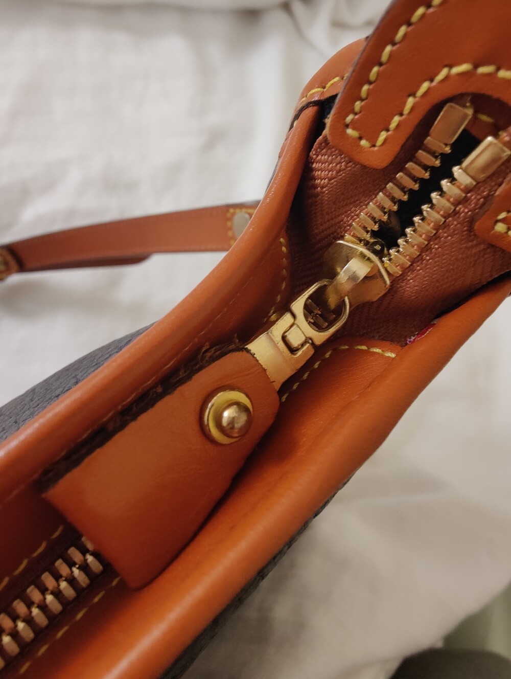 Vintage Dooney & Bourke Black Pebbled Leather Crossbody w/ Brass Duck medallion - Picture 8 of 15